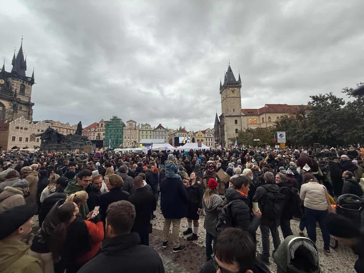 Demonstration auf dem Altstädter Ring in Prag gegen die geplante staatliche Finanzierung des öffentlich-rechtlichen Rundfunks.
