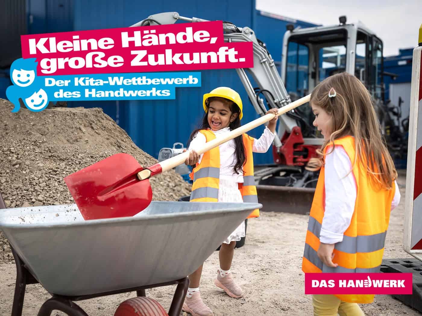 Zwei Kinder mit Schutzwesten und Bauhelm spielen auf einer Baustelle mit Schubkarre und Schaufel