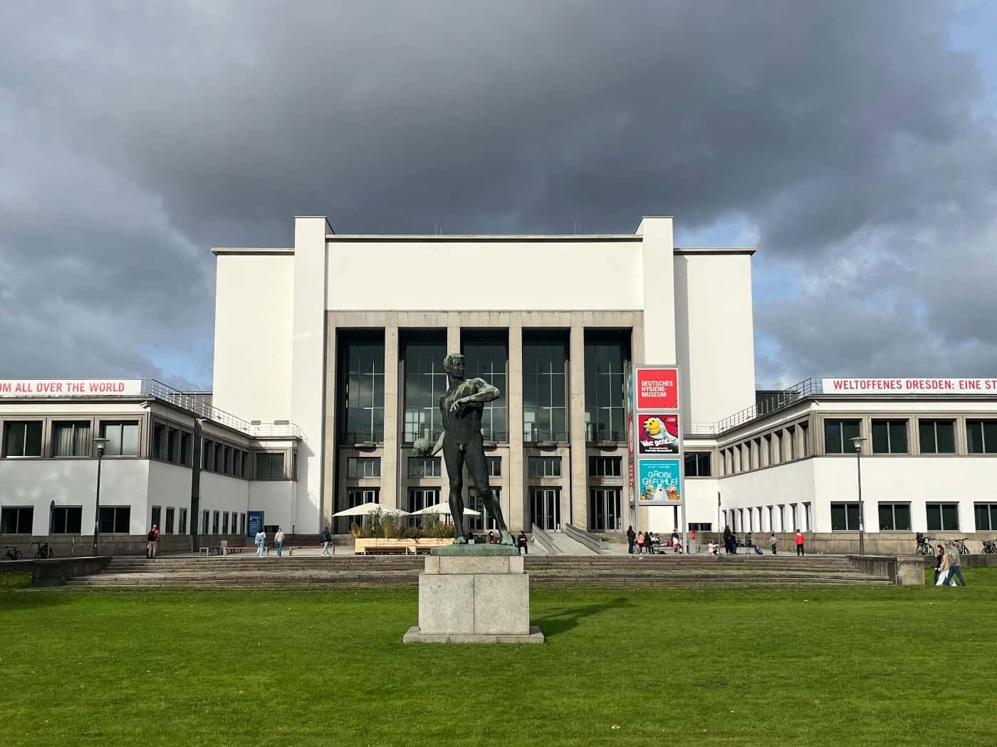 MUTEC Award 2026: Besucher betrachten Skulpturen in einer Museumsausstellung