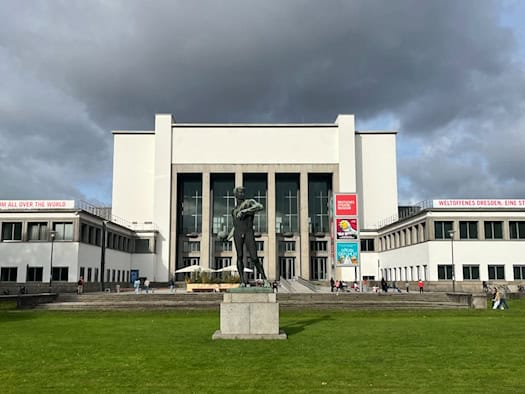 MUTEC Award 2026: Besucher betrachten Skulpturen in einer Museumsausstellung