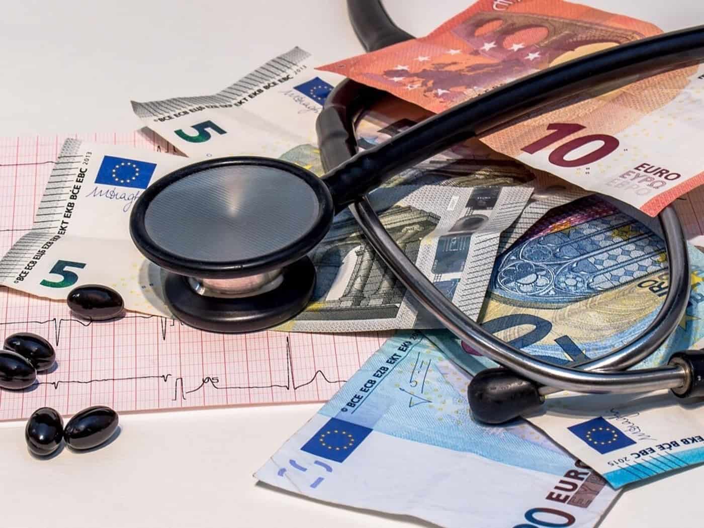 Zusatzbeitrag 2027: Stethoskop und Euro-Banknoten als Symbol für Krankenkassenbeiträge