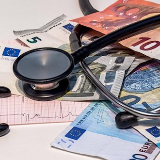 Zusatzbeitrag 2027: Stethoskop und Euro-Banknoten als Symbol für Krankenkassenbeiträge