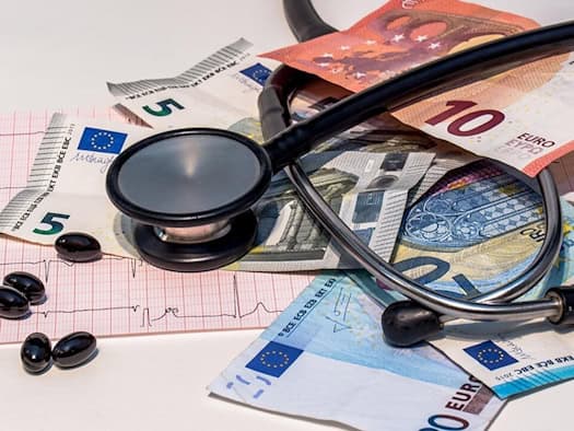 Zusatzbeitrag 2027: Stethoskop und Euro-Banknoten als Symbol für Krankenkassenbeiträge