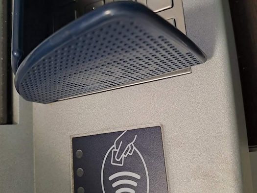 Kontaktlos-Lesefeld mit NFC-Symbol neben dem abgedeckten Tastenfeld eines Geldautomaten