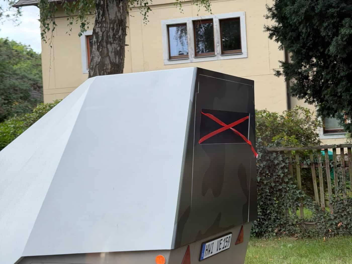 Weiße Rathausfassade mit rotem Dach am Marktplatz in Meißen bei Sonnenschein