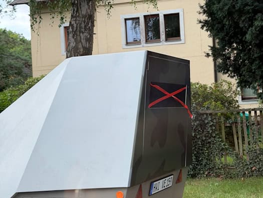 Weiße Rathausfassade mit rotem Dach am Marktplatz in Meißen bei Sonnenschein