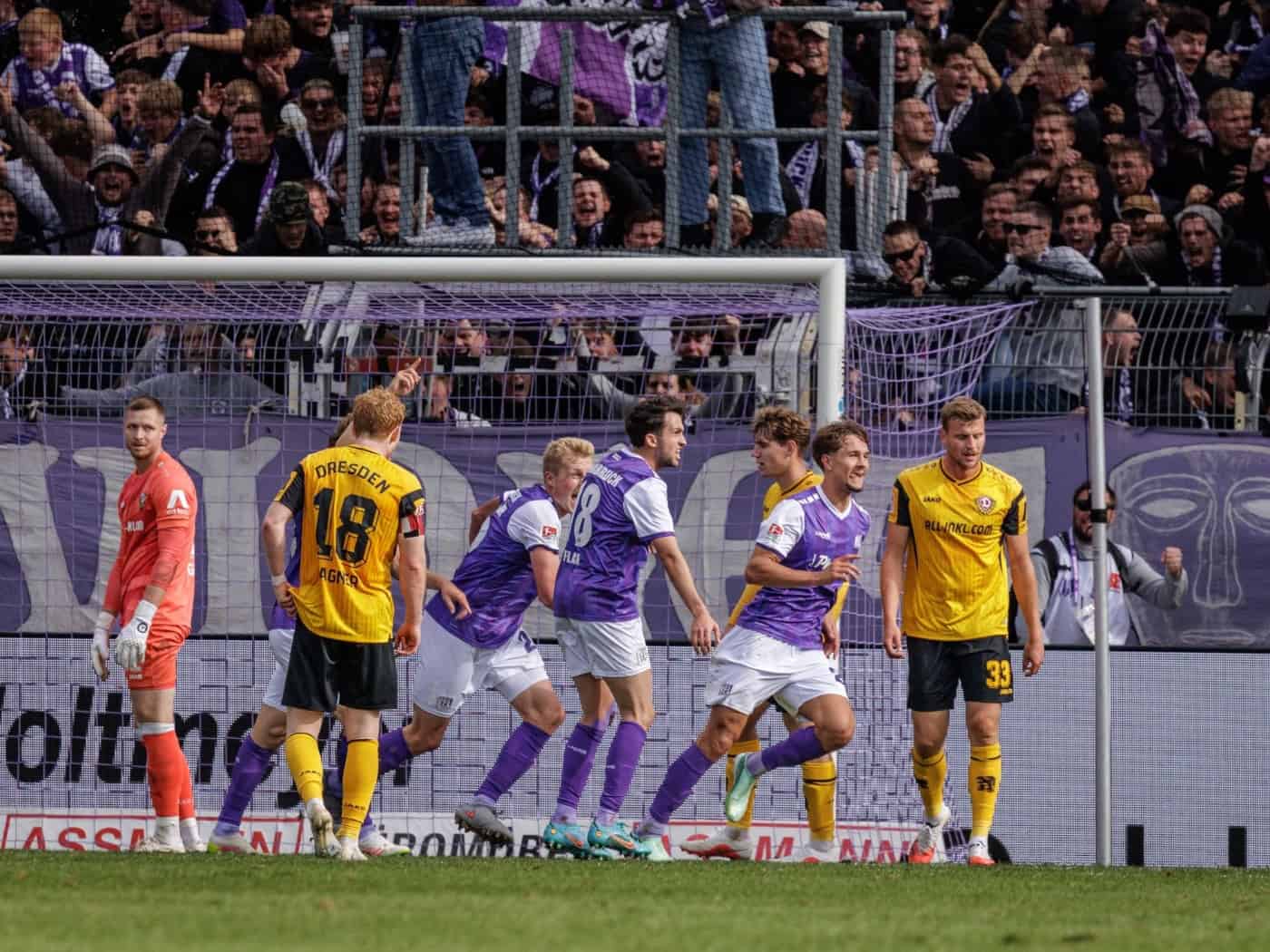 Dynamo Dresden und VfL Osnabrück Spieler nach einer Ecke.