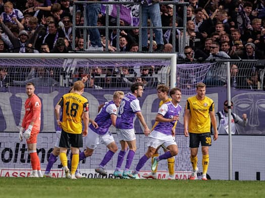 Dynamo Dresden und VfL Osnabrück Spieler nach einer Ecke.