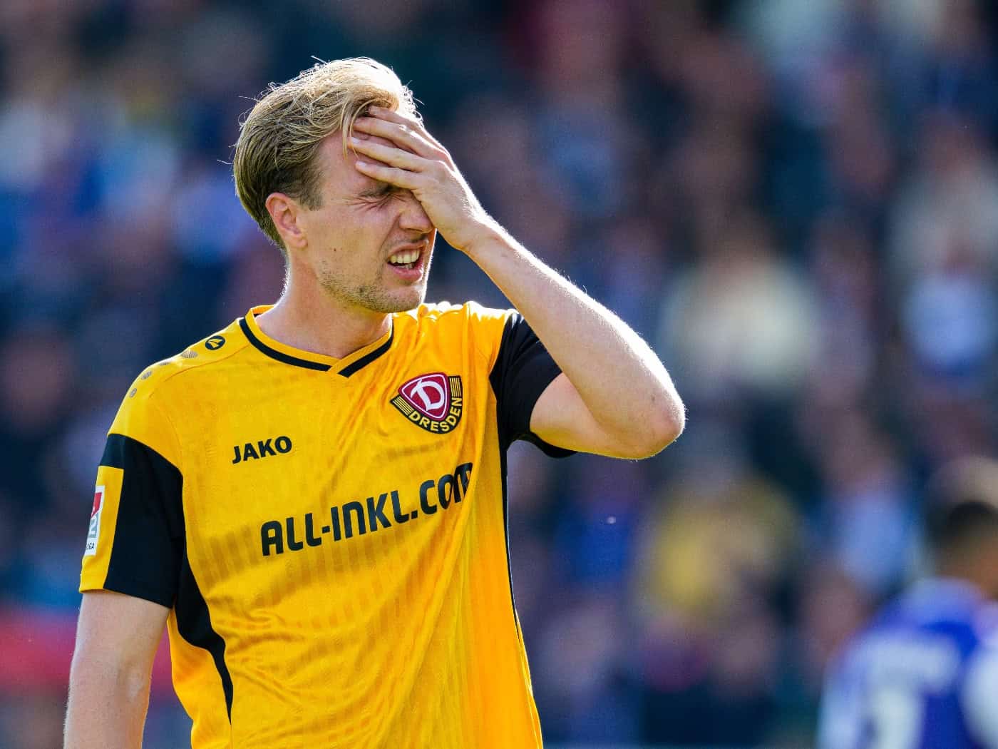 Dynamo Dresden Spieler Vincent Vermeij hält sich die Hand an den Kopf.