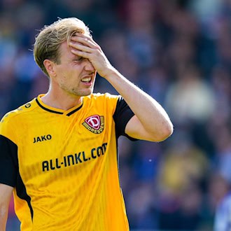 Dynamo Dresden Spieler Vincent Vermeij hält sich die Hand an den Kopf.