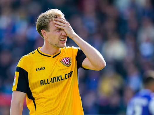Dynamo Dresden Spieler Vincent Vermeij hält sich die Hand an den Kopf.