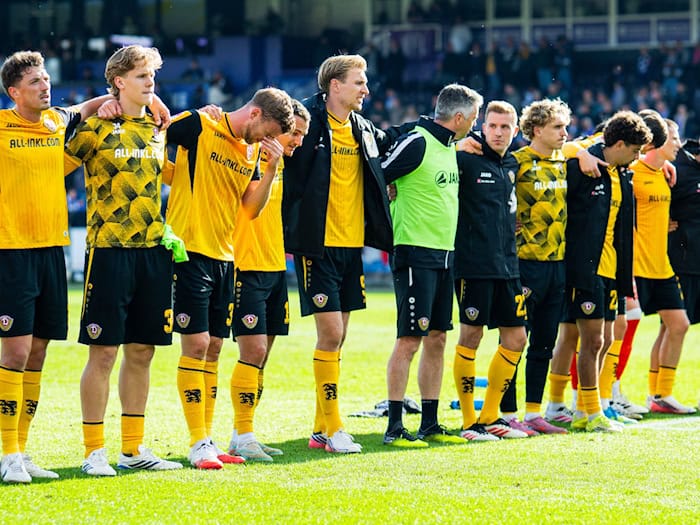 Dynamo Profis nach dem Spiel vor dem Gästeblock.