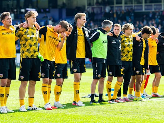 Dynamo Profis nach dem Spiel vor dem Gästeblock.