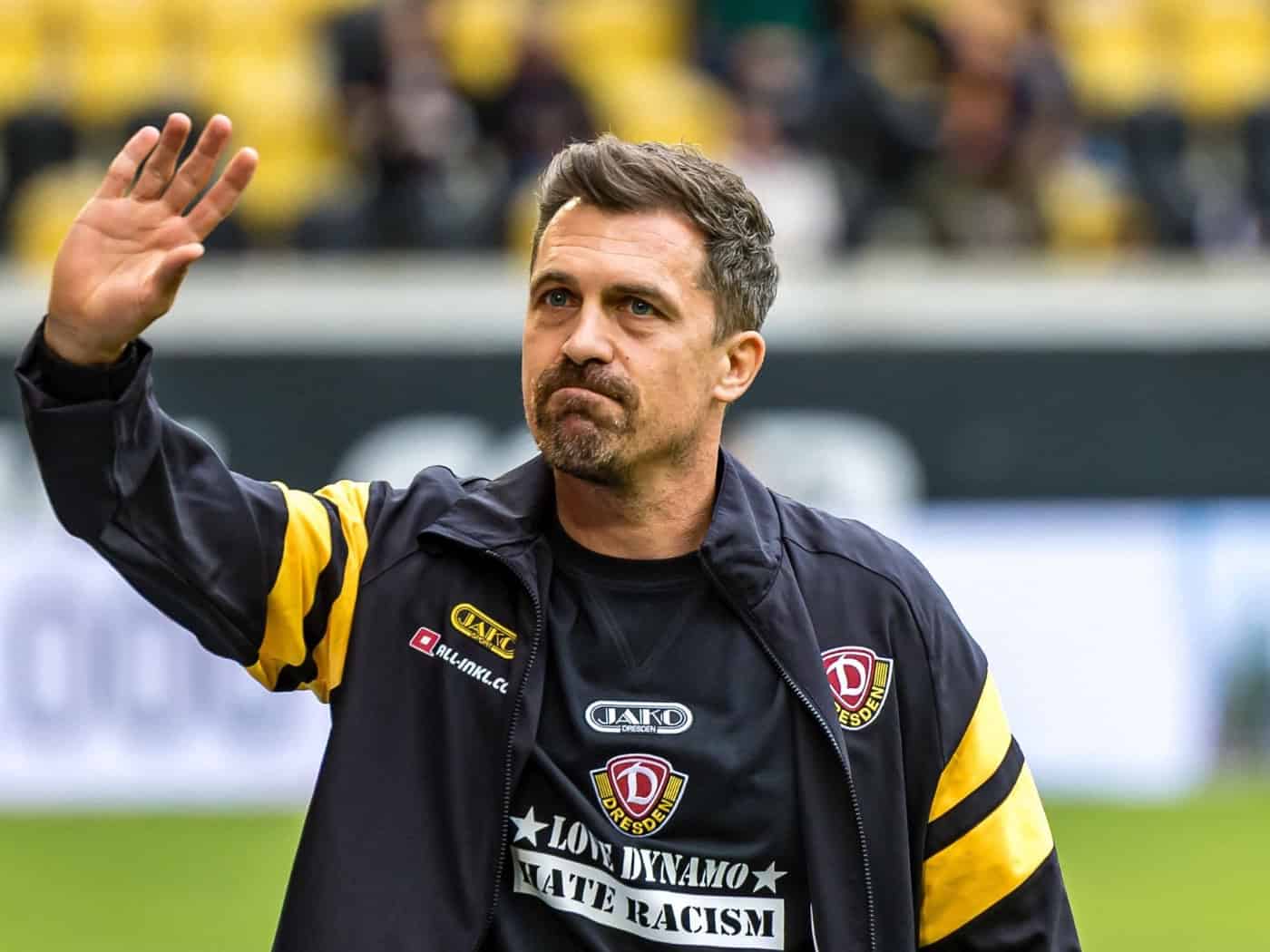Dynamo Trainer Thomas Stamm winkt zu den Zuschauern.