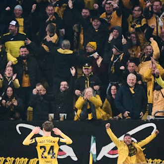 Dynamo Dresden Fans jubelten nach dem Tor von Patrice Covic