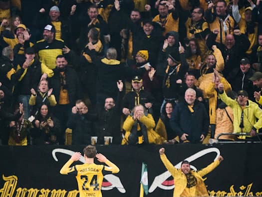 Dynamo Dresden Fans jubelten nach dem Tor von Patrice Covic
