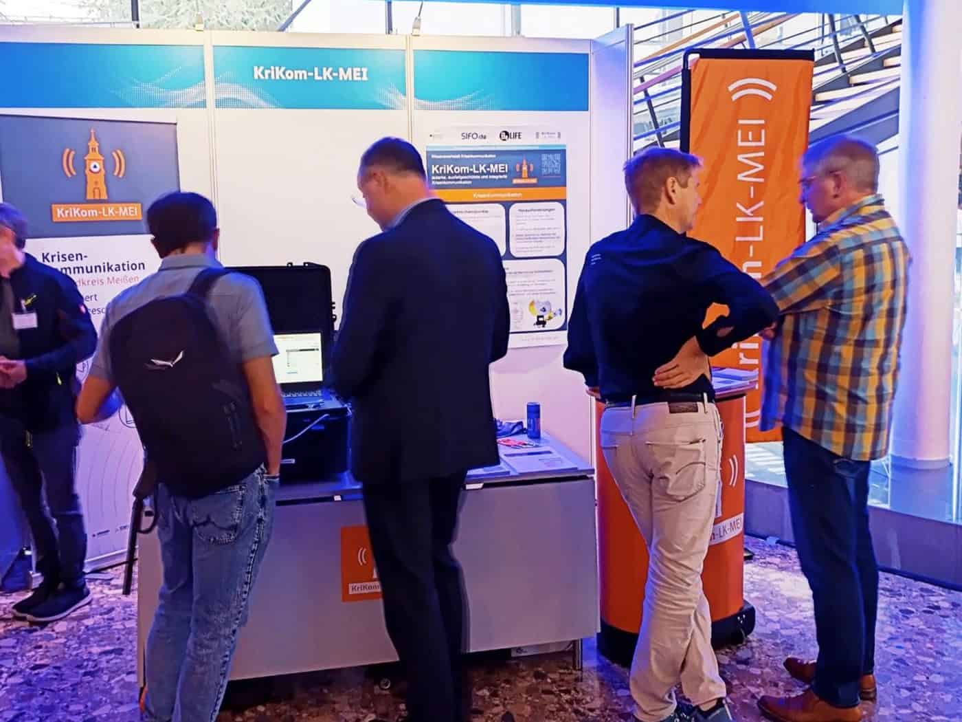 Präsentation von Technik zur Krisenkommunikation des Landkreises Meißen mit Sirene und digitalen Informationstafeln.