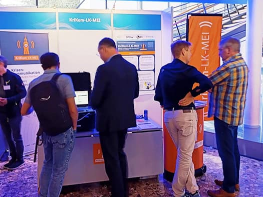 Präsentation von Technik zur Krisenkommunikation des Landkreises Meißen mit Sirene und digitalen Informationstafeln.