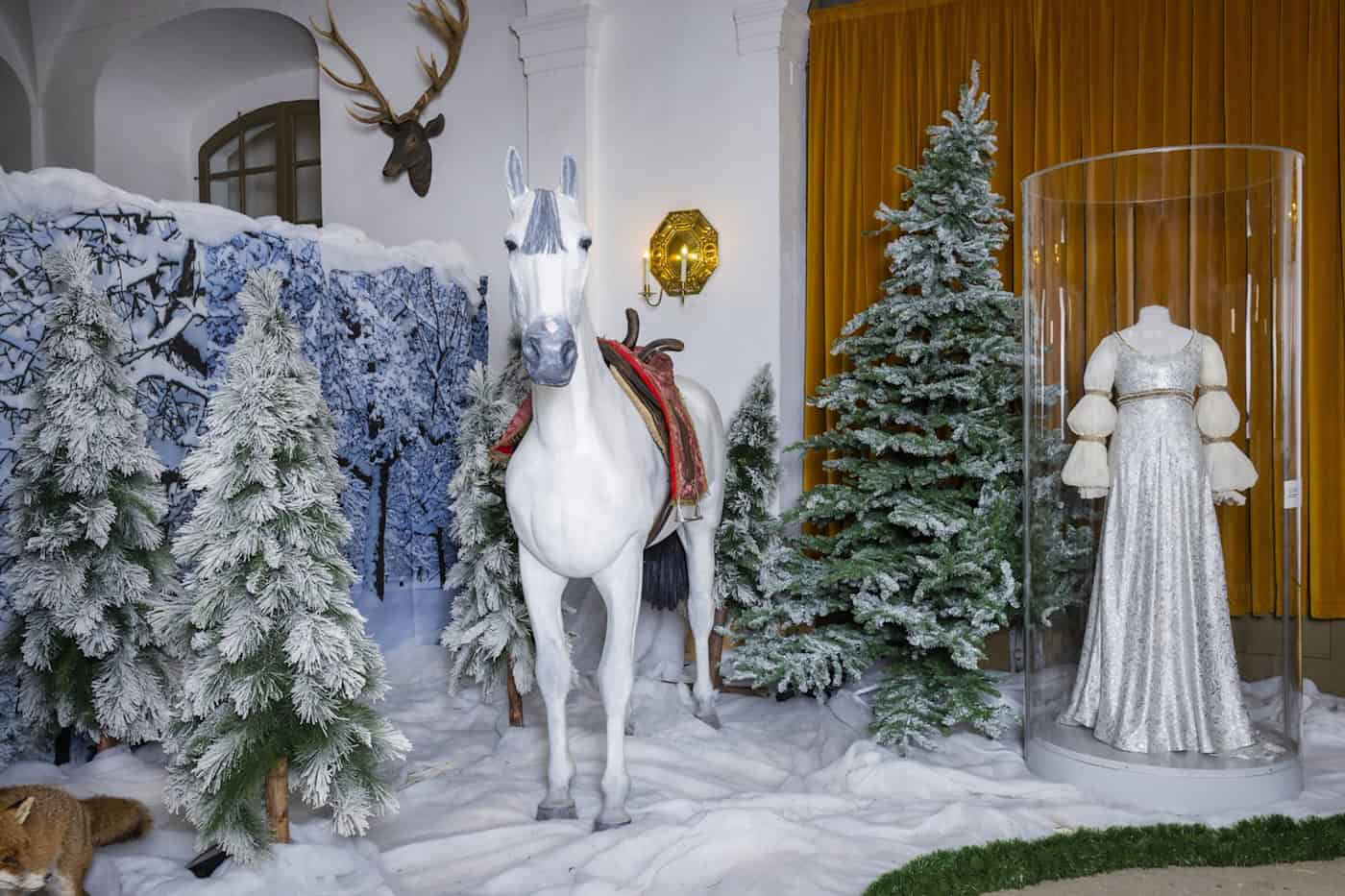Schimmel, verschneite Tannen und Aschenbrödels Ballkleid in der Ausstellung auf Schloss Moritzburg