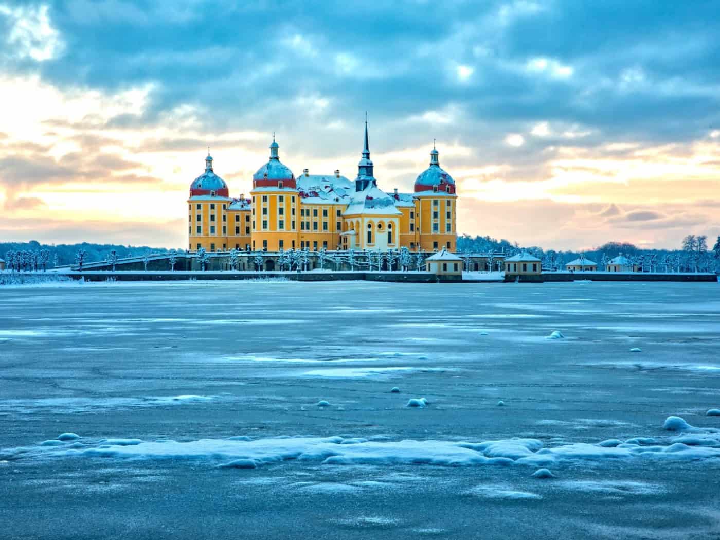 Schloss Moritzburg im Winter hinter dem zugefrorenen Schlossteich