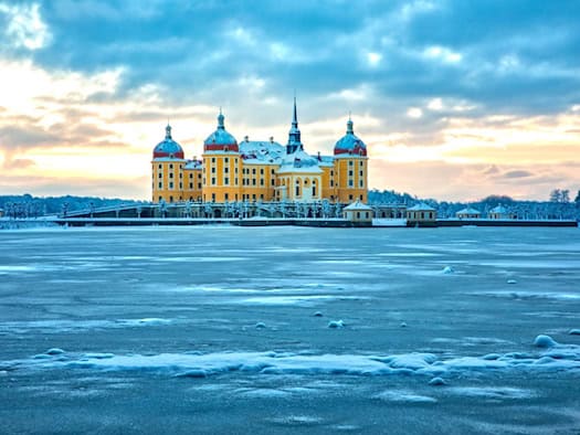 Schloss Moritzburg im Winter hinter dem zugefrorenen Schlossteich