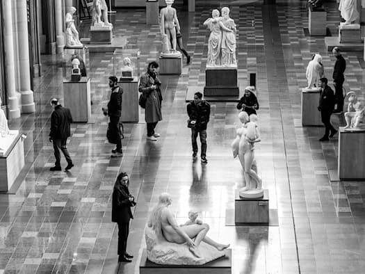 MUTEC Award 2026: Besucher betrachten Skulpturen in einer Museumsausstellung