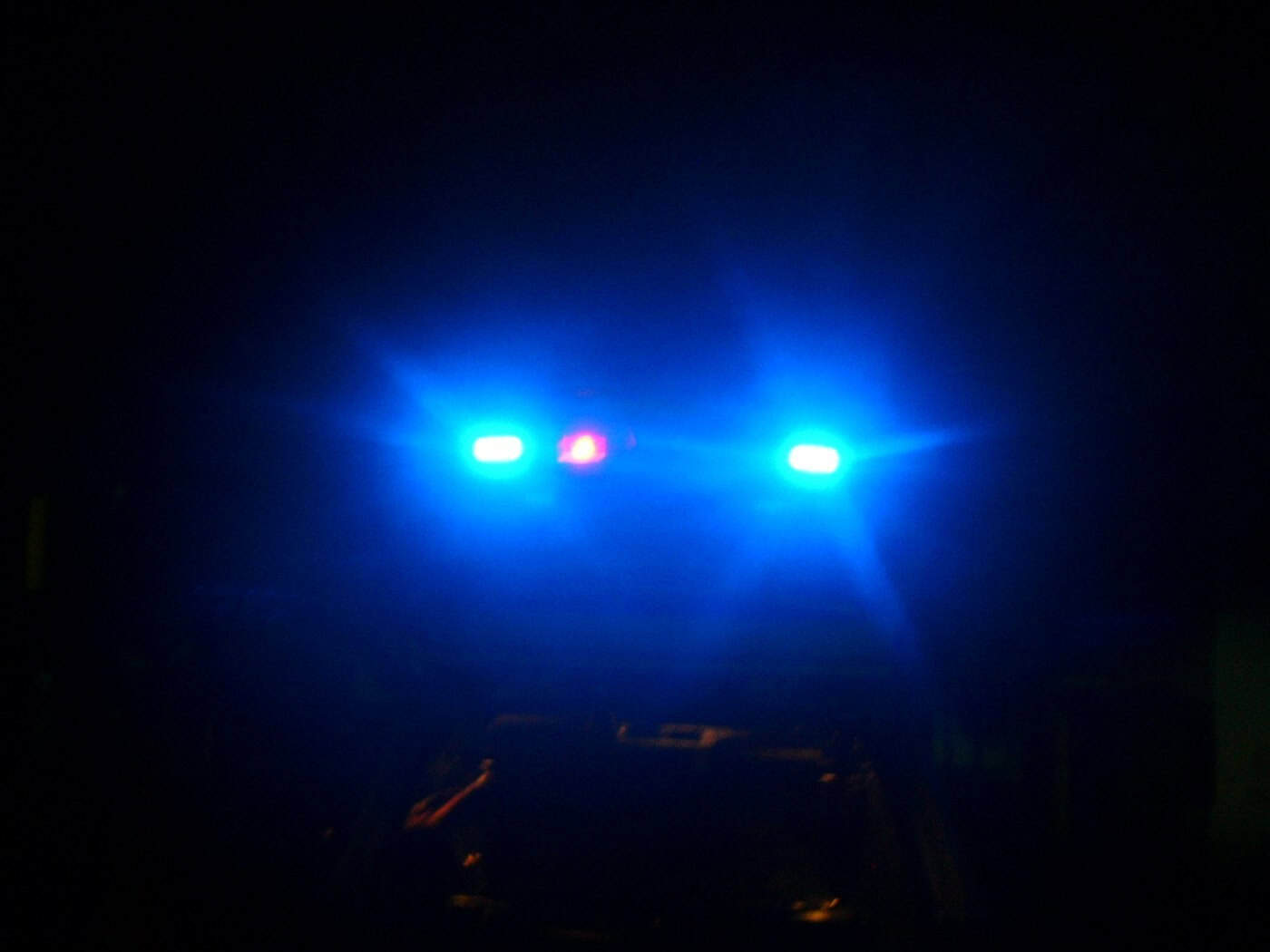 Blaulicht eines Einsatzfahrzeugs in der Dunkelheit