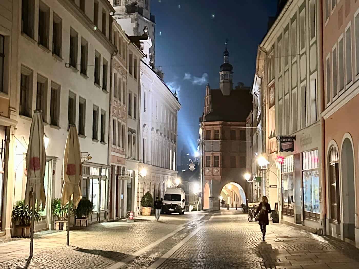 Zweiter Lichtspaziergang am Dienstagabend: Stadt zwischen Straßenlaterne und Sternhimmel