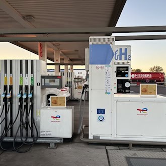 Wasserstoff-Zapfsäule mit H2-Schild neben herkömmlichen Zapfsäulen an einer Tankstelle