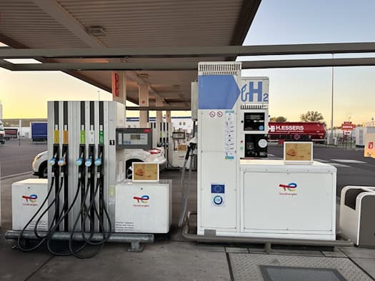 Wasserstoff-Zapfsäule mit H2-Schild neben herkömmlichen Zapfsäulen an einer Tankstelle