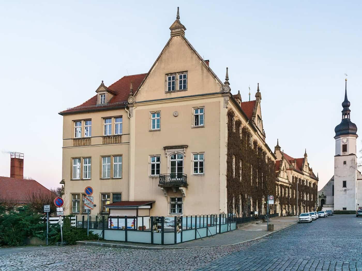 Rathaus Riesa am Rathausplatz mit Kirchturm der Klosterkirche im Hintergrund
