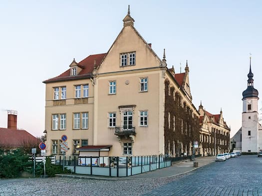 Rathaus Riesa am Rathausplatz mit Kirchturm der Klosterkirche im Hintergrund