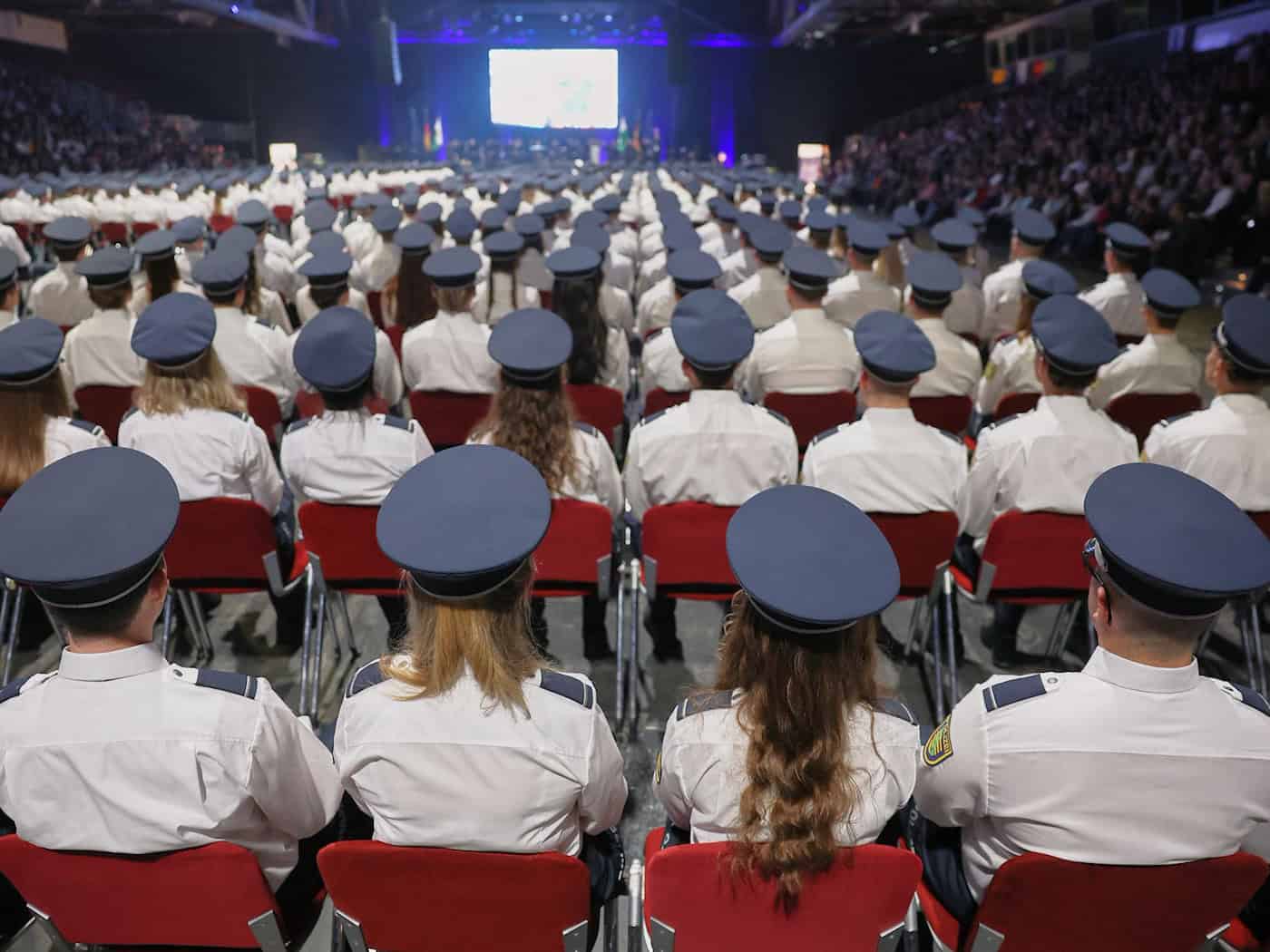 Rund 500 angehende Polizistinnen und Polizisten vereidigt