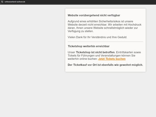Screenshot der Meldung auf schloesserland-sachsen.de mit der Überschrift „Website vorübergehend nicht verfügbar” wegen eines erhöhten Sicherheitsrisikos. Darunter steht der Hinweis, dass der Ticketshop für Führungen weiterhin erreichbar ist.