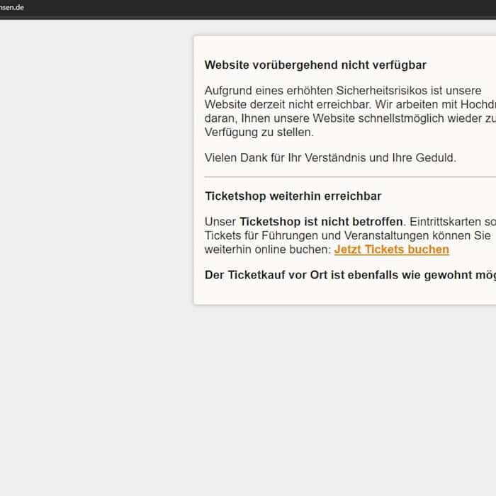 Screenshot der Meldung auf schloesserland-sachsen.de mit der Überschrift „Website vorübergehend nicht verfügbar” wegen eines erhöhten Sicherheitsrisikos. Darunter steht der Hinweis, dass der Ticketshop für Führungen weiterhin erreichbar ist.
