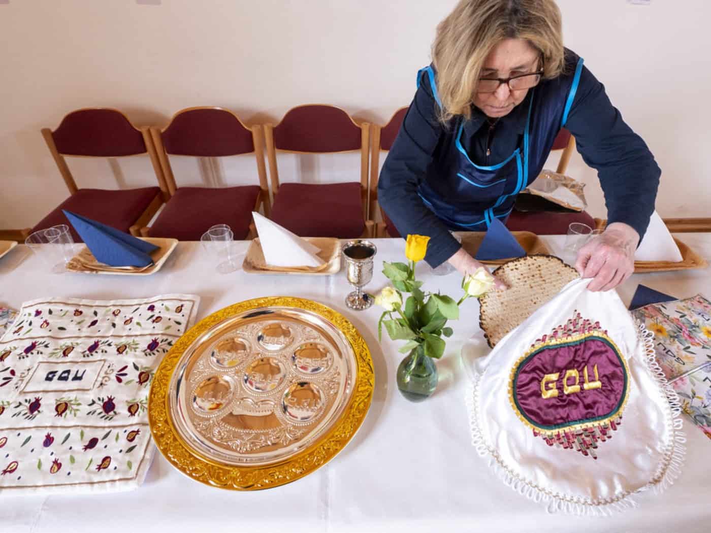 Pessach-Vorbereitungen in der Jüdischen Gemeinde zu Chemnitz mit Matzot auf einem gedeckten Tisch