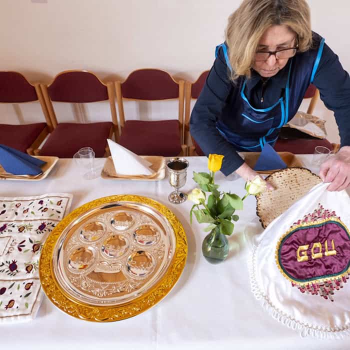 Pessach-Vorbereitungen in der Jüdischen Gemeinde zu Chemnitz mit Matzot auf einem gedeckten Tisch