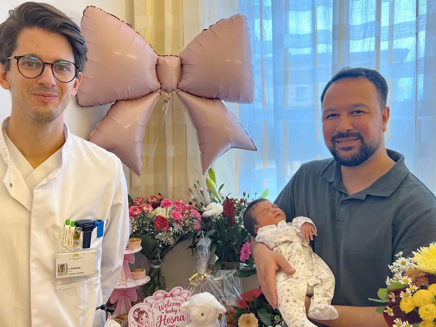 Vater Hamid hält Hosna, das 1000. Baby 2026 im St. Joseph-Stift Dresden, neben Gynäkologe Lukas Keilbach