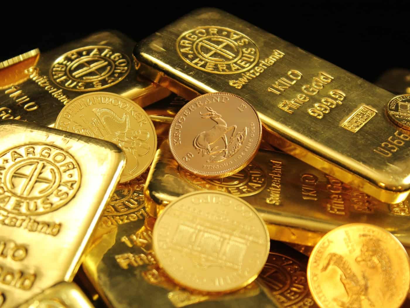 Goldbarren und Münzen
