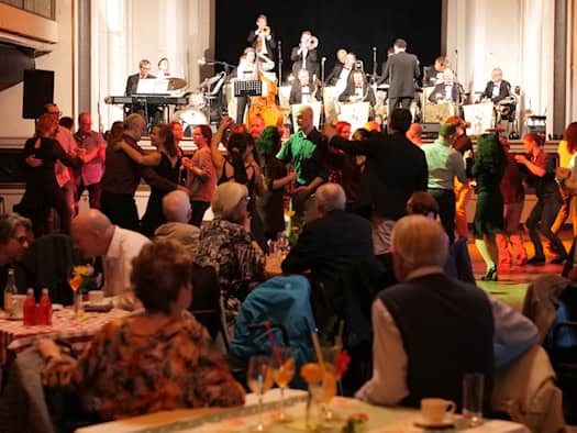 Tanztee im Zentralwerk Dresden: Tanzfläche und Live-Orchester von Marc Hartmann