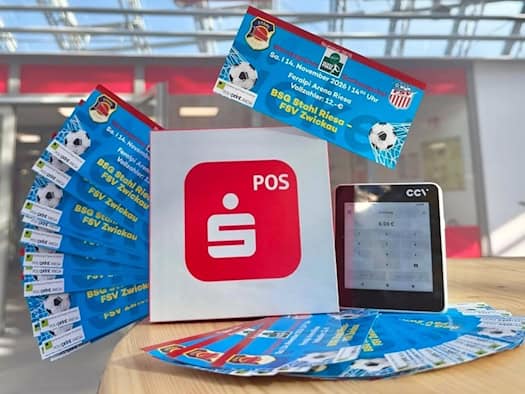 Eintrittskarten für das Spiel BSG Stahl Riesa gegen FSV Zwickau neben einem Kartenterminal der Sparkasse