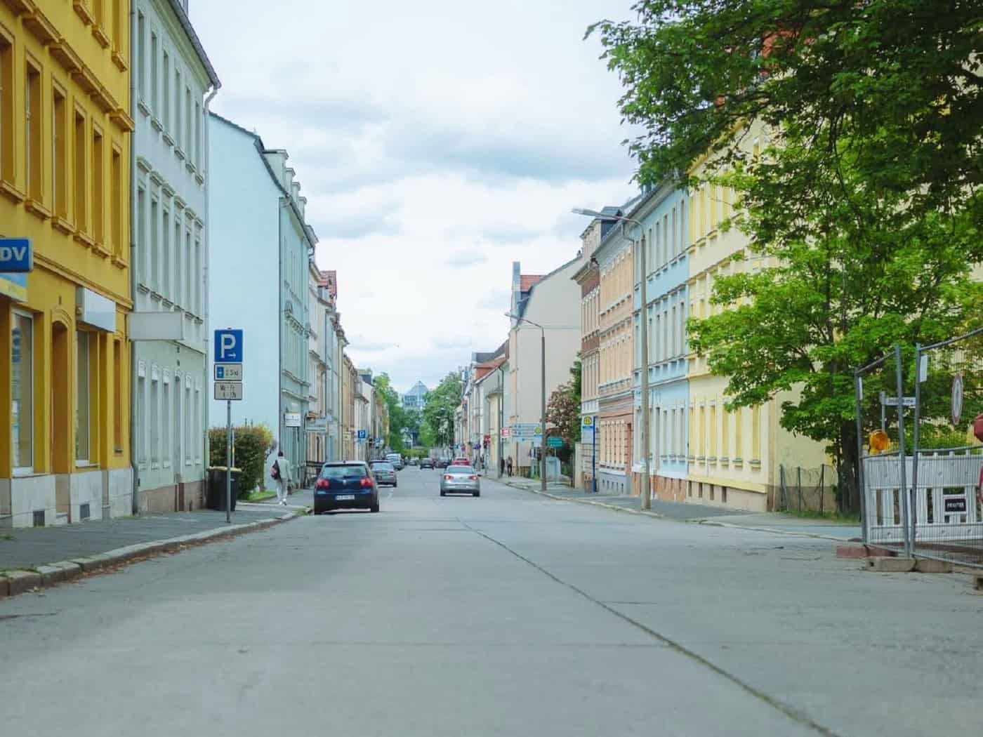 Blick entlang der Goethestraße in Riesa mit Häuserzeilen auf beiden Seiten und parkenden Autos