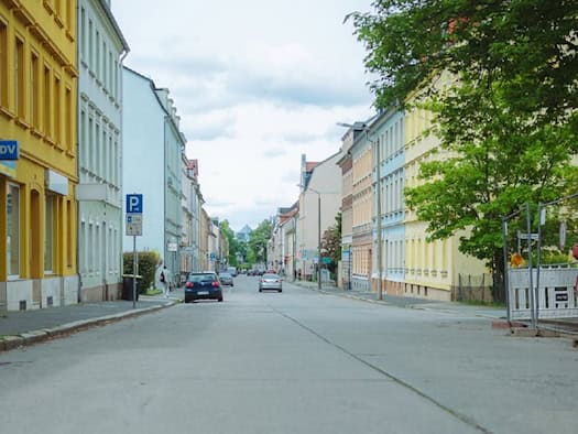 Blick entlang der Goethestraße in Riesa mit Häuserzeilen auf beiden Seiten und parkenden Autos