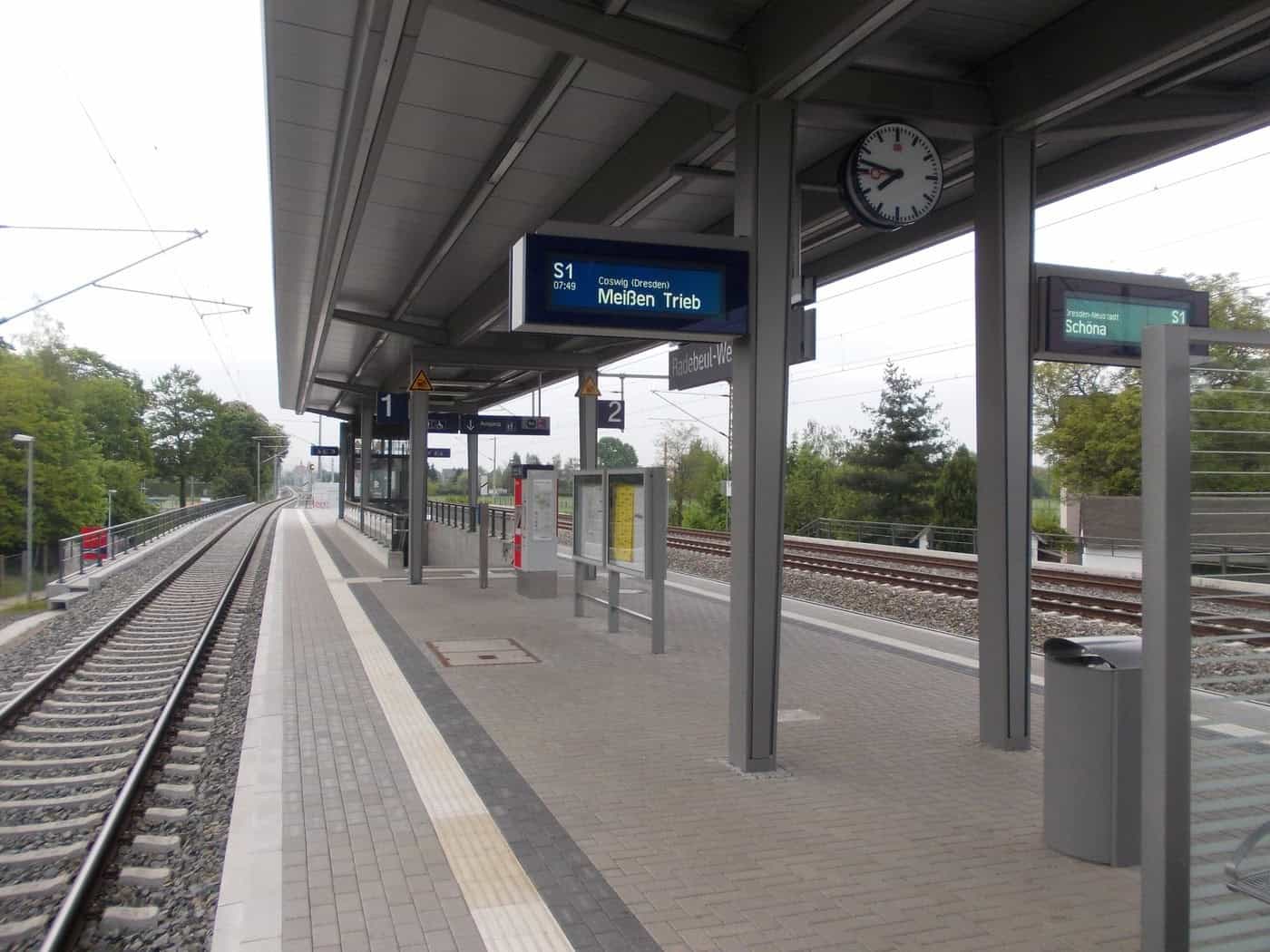 Bahnsteig des S-Bahn-Halts Radebeul-Weintraube mit Überdachung, Zuganzeige und Gleisen