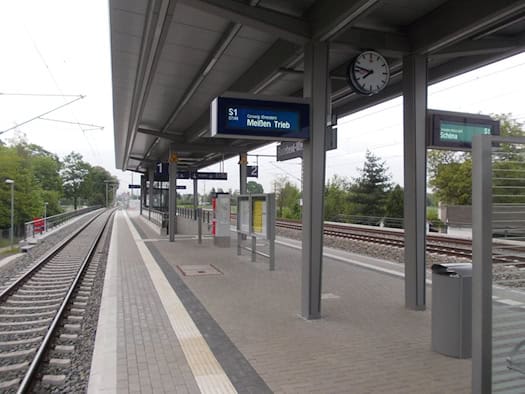 Bahnsteig des S-Bahn-Halts Radebeul-Weintraube mit Überdachung, Zuganzeige und Gleisen