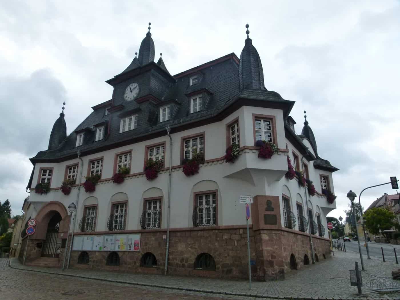 Rathaus Nossen mit Schieferdach, Uhrengiebel und Blumenkästen am Markt