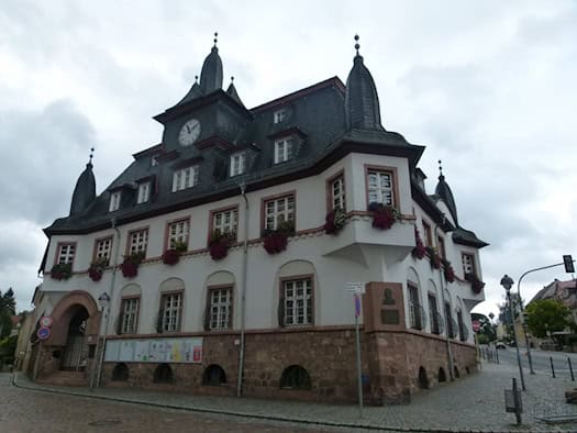 Rathaus Nossen mit Schieferdach, Uhrengiebel und Blumenkästen am Markt