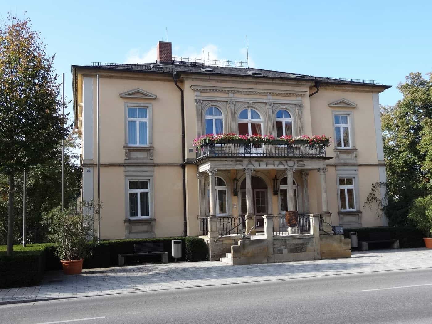 Rathaus Moritzburg mit Säulenportikus, Balkon mit Blumen und Schriftzug Rathaus