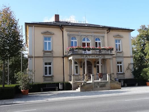 Rathaus Moritzburg mit Säulenportikus, Balkon mit Blumen und Schriftzug Rathaus