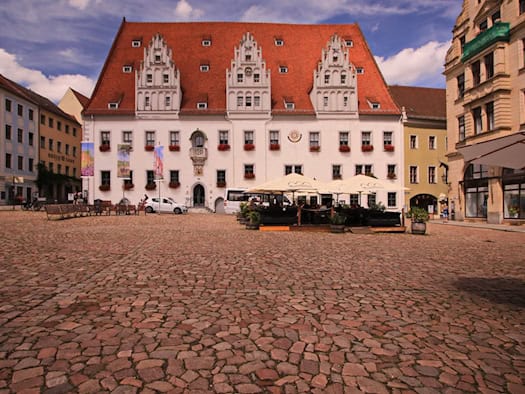 Fassade des Meißner Rathauses am Marktplatz mit Ratskeller und Marktständen